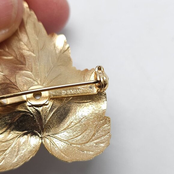 Sarah Coventry Gold Tone Leaf Brooches With Faux Pearl Accent - Picture 4 of 8
